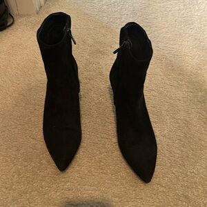 Sam Edelman suede booties

Size 7

Great condition, no stains
